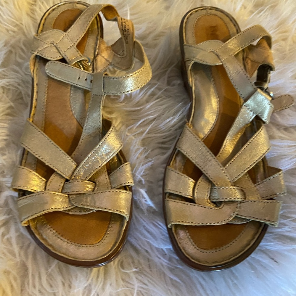 Born open toe strappy sandals gold sz 9